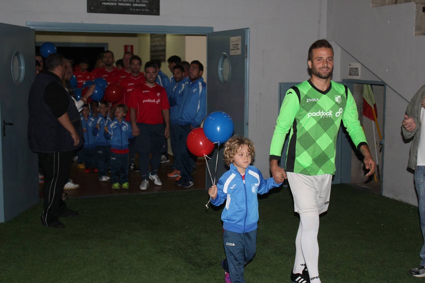 El Ribarroja CF presenta a todos sus jugadores en el estadio Roberto Gil