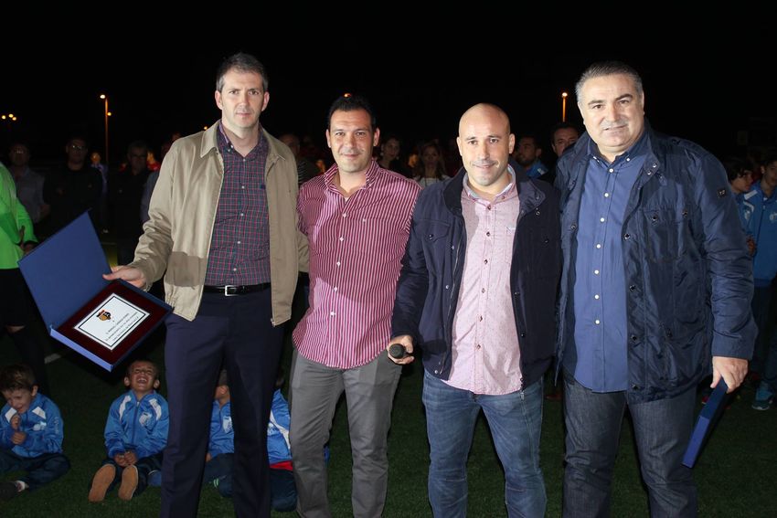 El Ribarroja CF presenta a todos sus jugadores en el estadio Roberto Gil