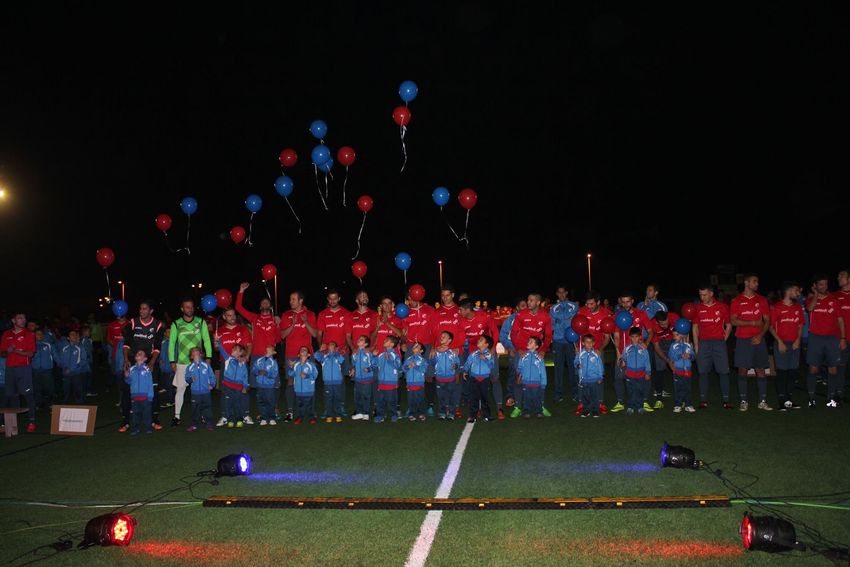 El Ribarroja CF presenta a todos sus jugadores en el estadio Roberto Gil