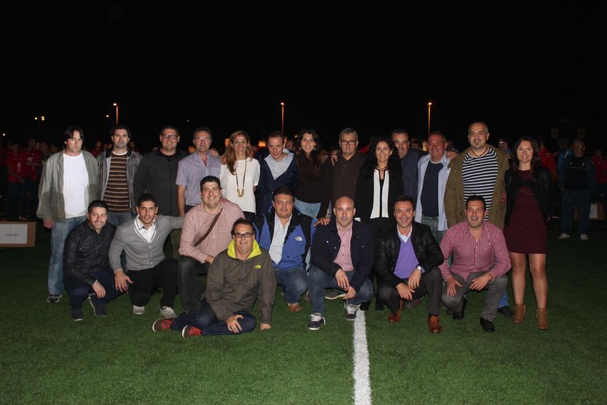 El Ribarroja CF presenta a todos sus jugadores en el estadio Roberto Gil