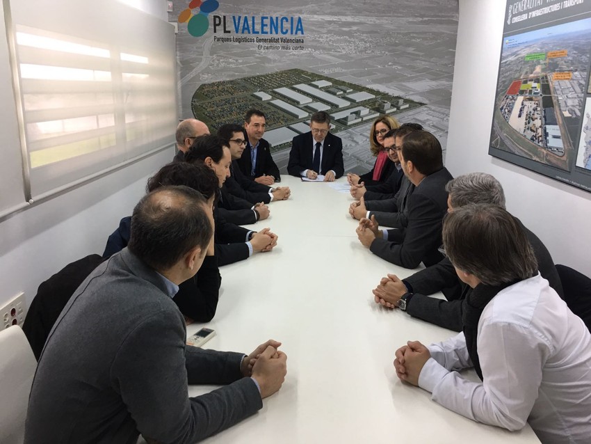Ximo Puig visita la empresa Plastic Omnium en Riba-roja, con una cifra de negocio de 650 millones de euros