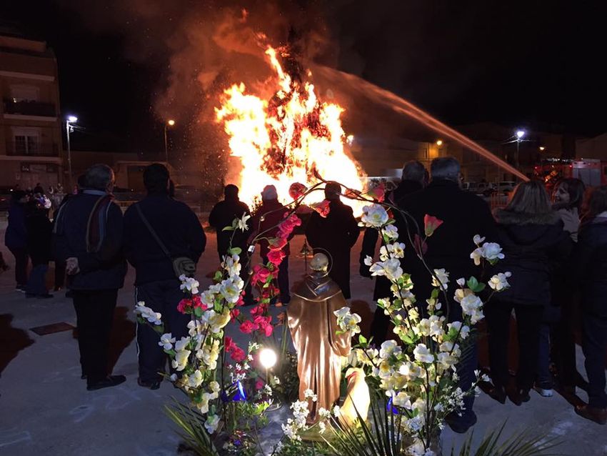 Els festers de Sant Antoni rendixen tribut al seu patr amb la tradicional crem de la foguera i la benedicci dels animals