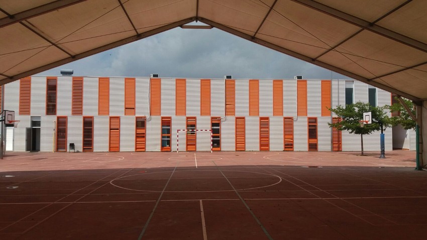 L'Ajuntament installa una carpa en el pati del Camp de Tria per a evitar l'excessiva exposici al sol dels escolars