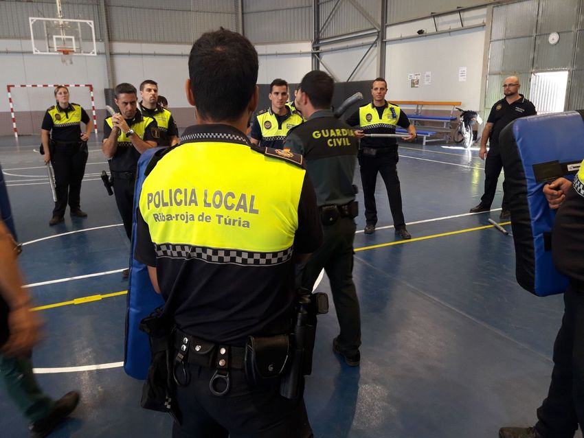 La Polic�a Local de Riba-roja de T�ria, la primera en la Comunidad Valenciana en recibir formaci�n en t�cnicas de intervenci�n operativa