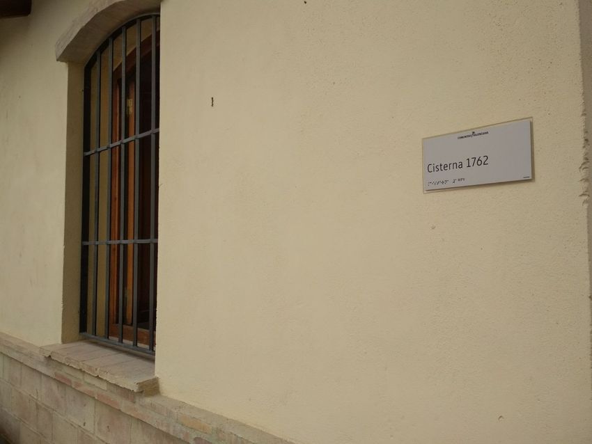 La Oficina de Turismo de Riba-roja de Tria ha incorporado un bucle magntico e instalado placas en Braille