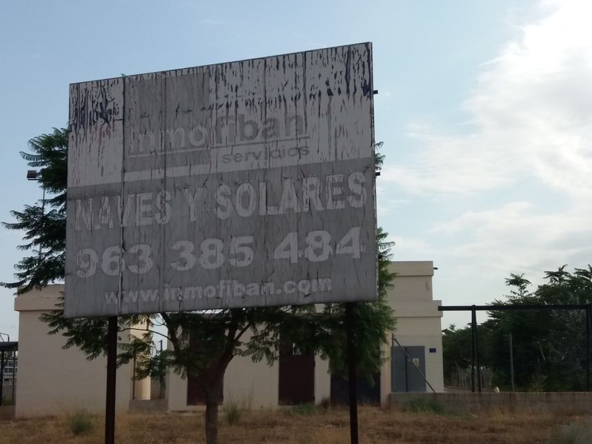 Riba-roja detecta m�s de 100 carteles de publicidad ilegales instalados sobre suelo p�blico en los pol�gonos industriales