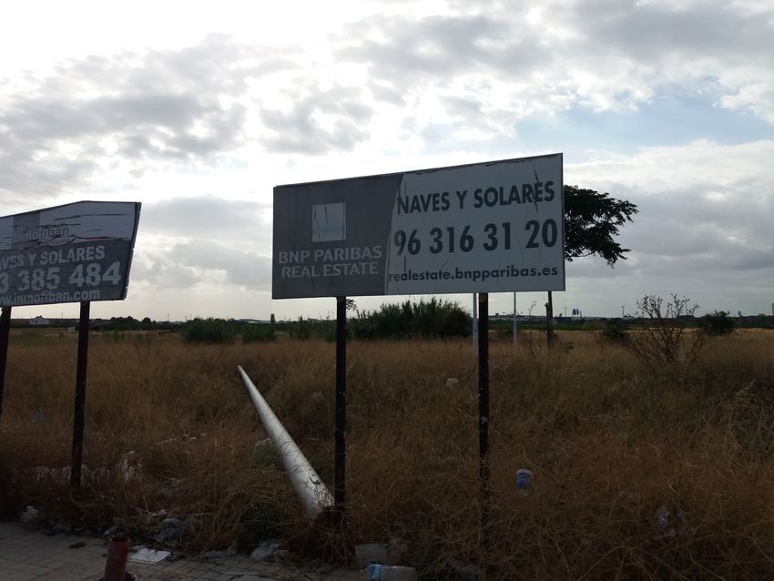 Riba-roja detecta m�s de 100 carteles de publicidad ilegales instalados sobre suelo p�blico en los pol�gonos industriales