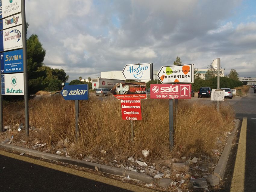 Riba-roja detecta m�s de 100 carteles de publicidad ilegales instalados sobre suelo p�blico en los pol�gonos industriales