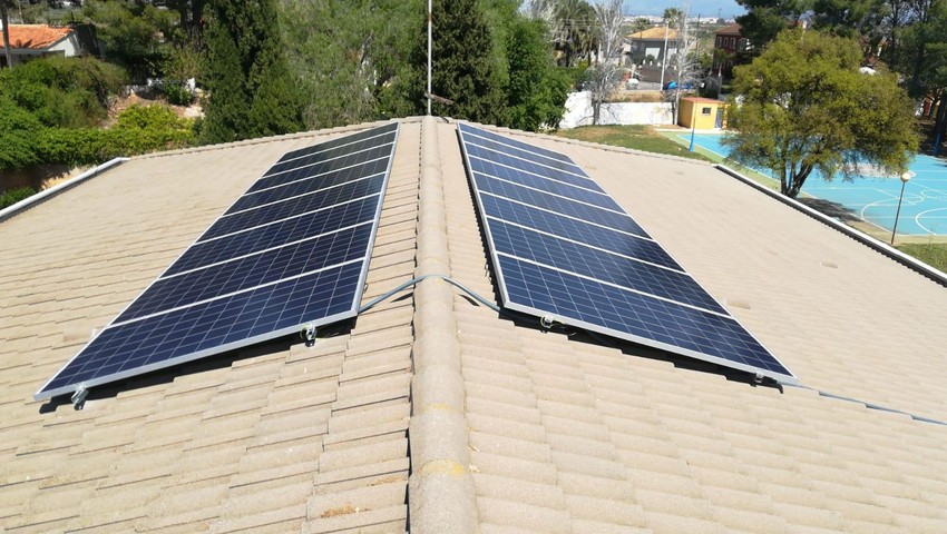 L'Ajuntament de Riba-roja installa plaques solars fotovoltaiques en el CEIP Mas d'Escoto